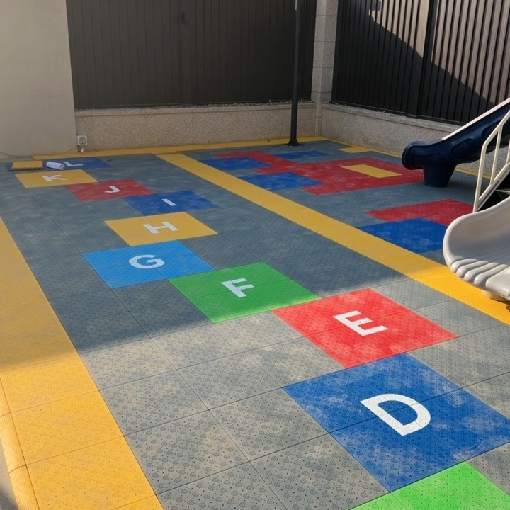 بلاط ملاعب كرة السلة المتشابك  - مراجعة Outdoor Sport Floor Tiles وسعره